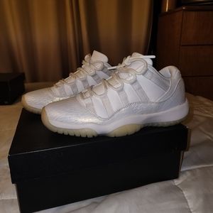 Air Jordan Retro 11 Low Pure Platinum